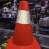 CONO DE SEGURIDAD DE JEBE CON CINTA BLANCA REFLECTIVA