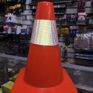 CONO DE SEGURIDAD DE JEBE CON CINTA BLANCA REFLECTIVA