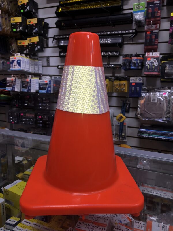CONO DE SEGURIDAD DE JEBE CON CINTA BLANCA REFLECTIVA