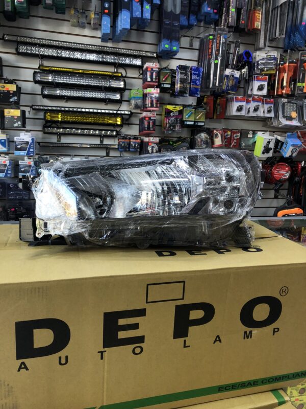 FARO DELANTERO PARA TOYOTA HILUX REVO 2022 EN ADELANTE MARCA DEPO