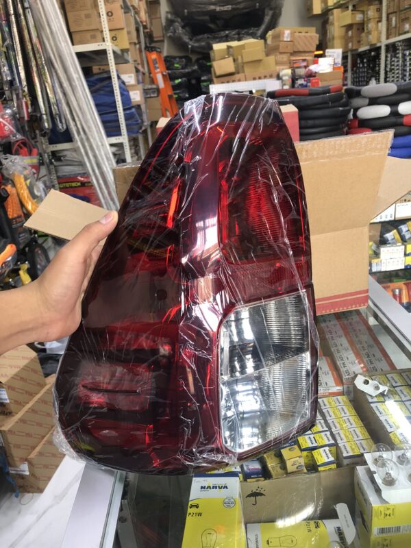 FARO POSTERIOR TOYOTA HILUX REVO 2015 GENÉRICO
