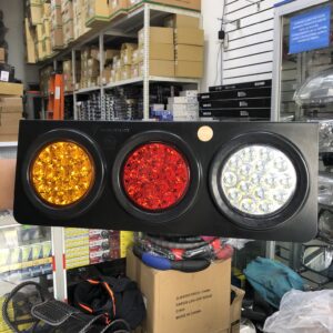 PAR FARO POSTERIOR DE 3 COLORES EN LED MULTIVOLTAJE CON BASE DE METAL (ÁMBAR, ROJO Y BLANCO)