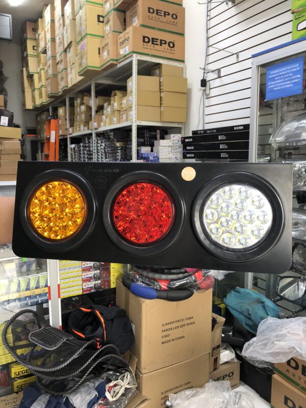 PAR FARO POSTERIOR DE 3 COLORES EN LED MULTIVOLTAJE CON BASE DE METAL (ÁMBAR, ROJO Y BLANCO)