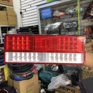PAR DE FARO LED POSTERIOR 2 COLORES (ROJO Y BLANCO) MULTIVOLTAJE EN FORMATO RECTANGULAR CON FONDO ROJO
