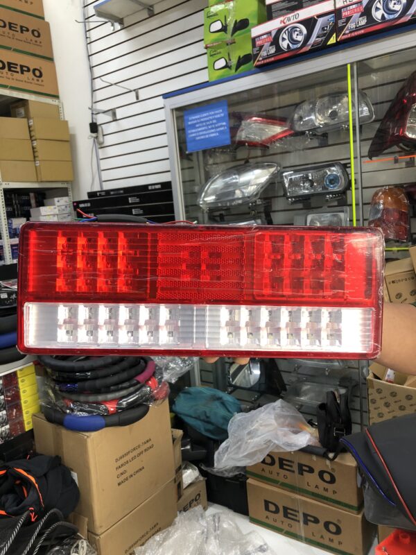 PAR DE FARO LED POSTERIOR 2 COLORES (ROJO Y BLANCO) MULTIVOLTAJE EN FORMATO RECTANGULAR CON FONDO ROJO