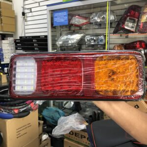 PAR DE FARO LED POSTERIOR 3 COLORES (ÁMBAR, ROJO Y BLANCO) MULTIVOLTAJE EN FORMATO RECTANGULAR CON FONDO ROJO