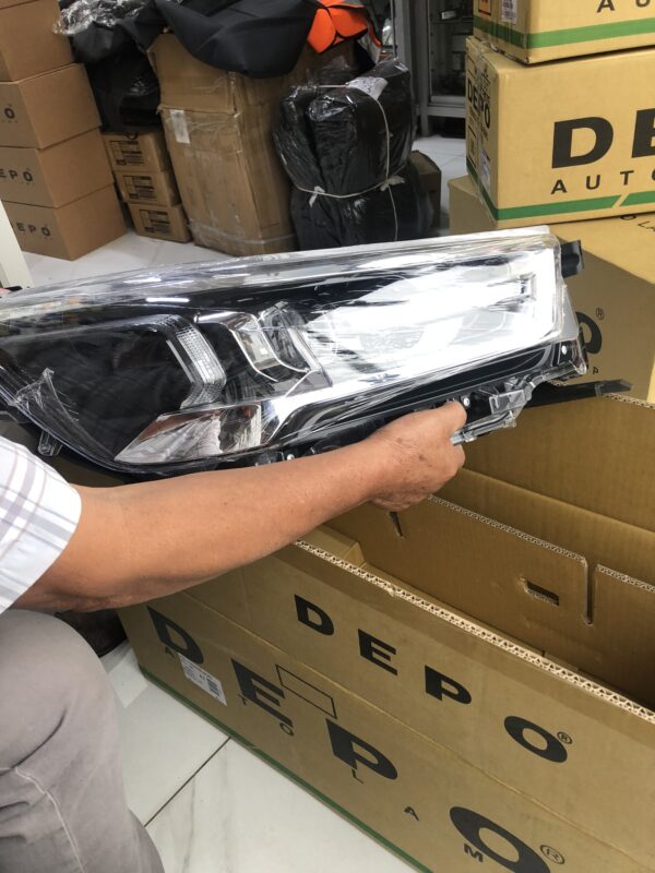 FARO DELATERO TOYOTA HILUX REVO 2020-2023 DE LED MARCA DEPO MADE IN TAIWAN