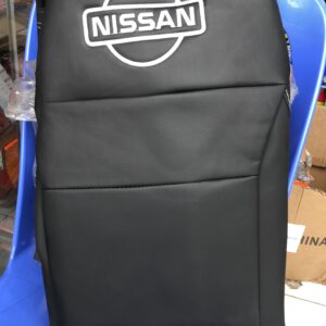 FORRO DE ASIENTOS ENTALLADO TIPO TAPIZADO PARA NISSAN VERSA MODERNO EN COLOR NEGRO CON LETRA PLATEADA DE TACTO CUERO IMPORTADO LAVABLE Y ALTA DURACIÓN